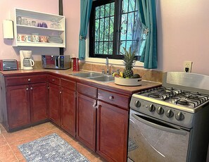 Een koelkast, een magnetron, een koffiezetapparaat/waterkoker