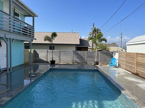 Una piscina al aire libre, una piscina climatizada