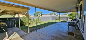 Outdoor dining - Patrick Crescent 18 - Kalbarri, WA (Kalbarri)