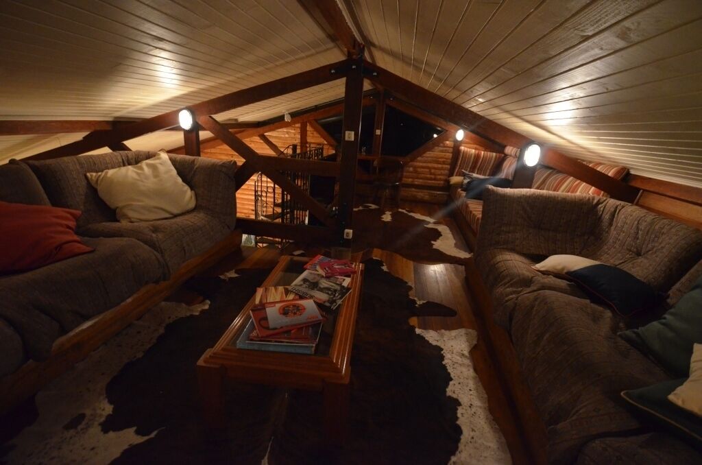 Canadian Style Log House With Spectacular Views Of Stone Chest And Mountain