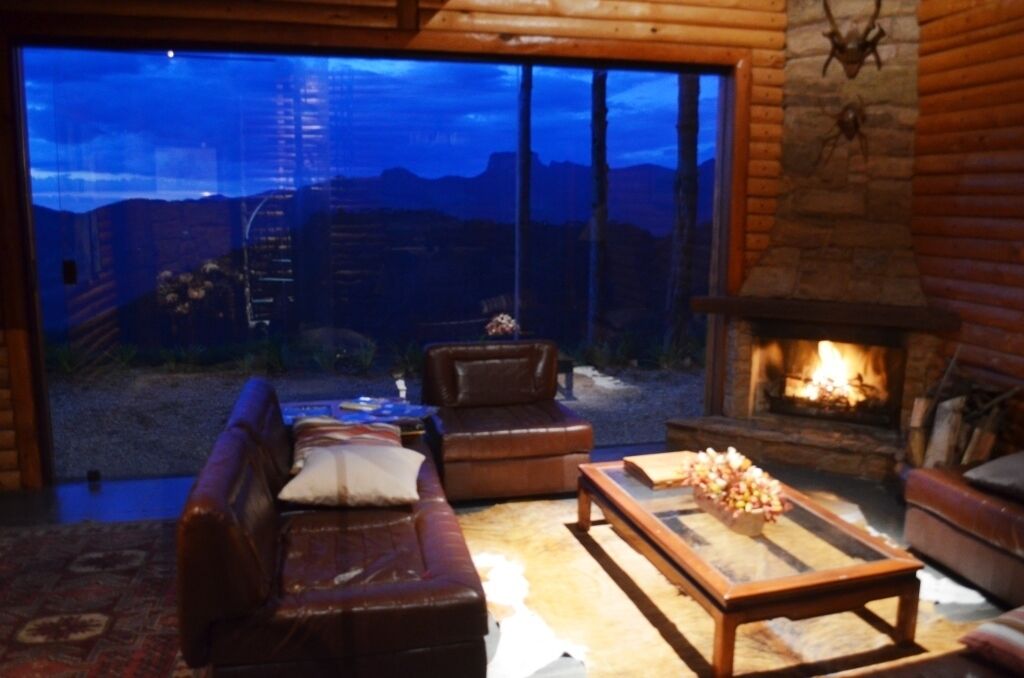 Canadian Style Log House With Spectacular Views Of Stone Chest And Mountain