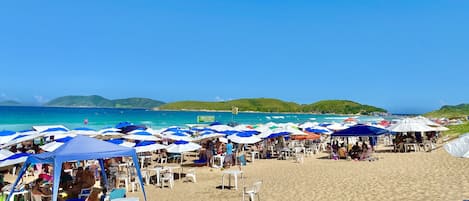 Una spiaggia nelle vicinanze