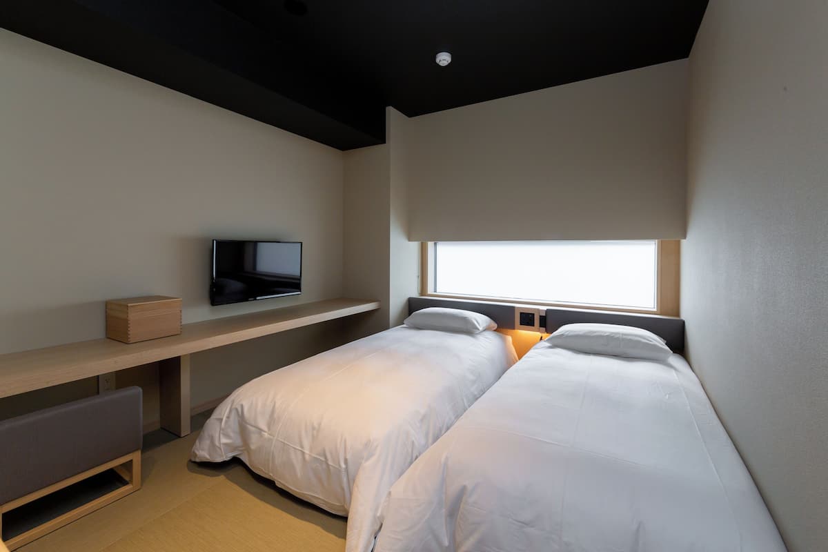 Schreibtisch, Verdunkelungsvorhänge, Bügeleisen/Bügelbrett