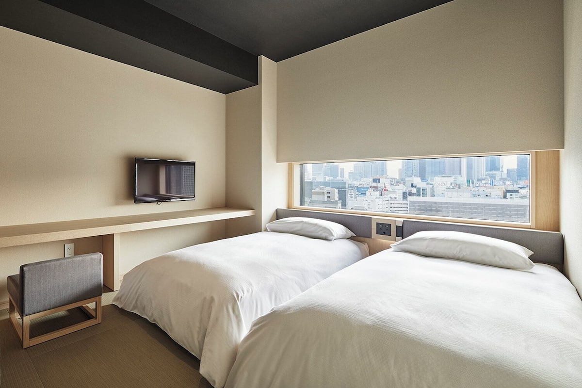 Comfort Twin kamer, niet-roken, uitzicht op de stad (Under construction, 2 Single beds) | Een bureau, verduisterende gordijnen, een strijkplank/strijkijzer