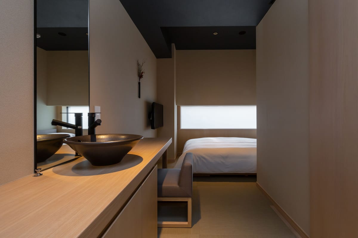 Escritorio, cortinas blackout y tabla de planchar con plancha