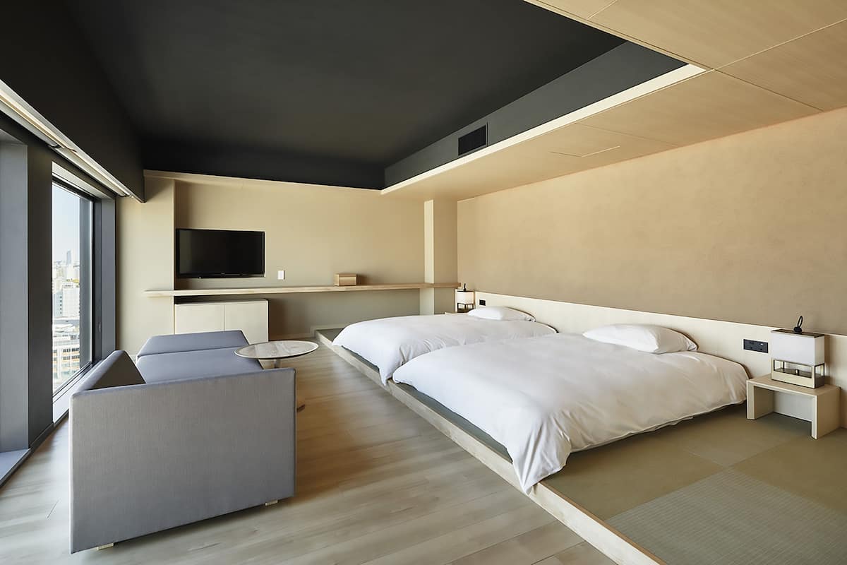 Escritorio, cortinas blackout y tabla de planchar con plancha