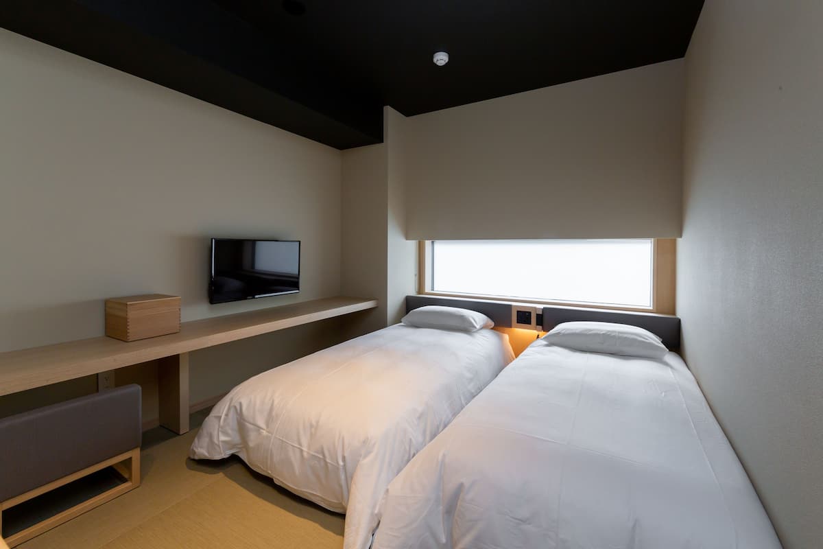 Escritorio, cortinas blackout y tabla de planchar con plancha