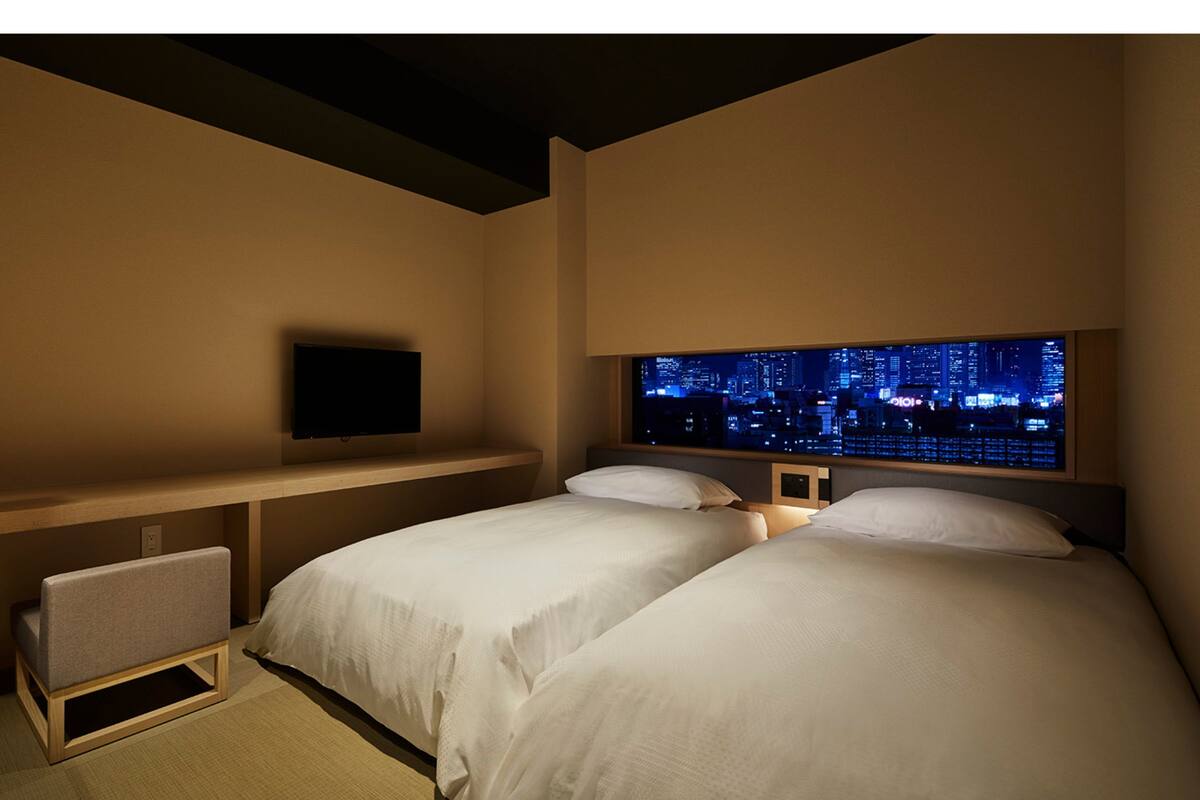 Comfort Twin kamer, niet-roken, uitzicht op de stad (2 Single beds) | Een bureau, verduisterende gordijnen, een strijkplank/strijkijzer