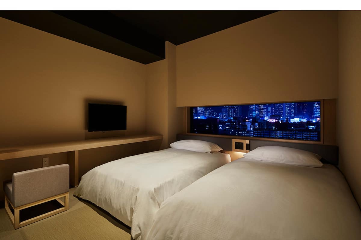 Escritorio, cortinas blackout y tabla de planchar con plancha