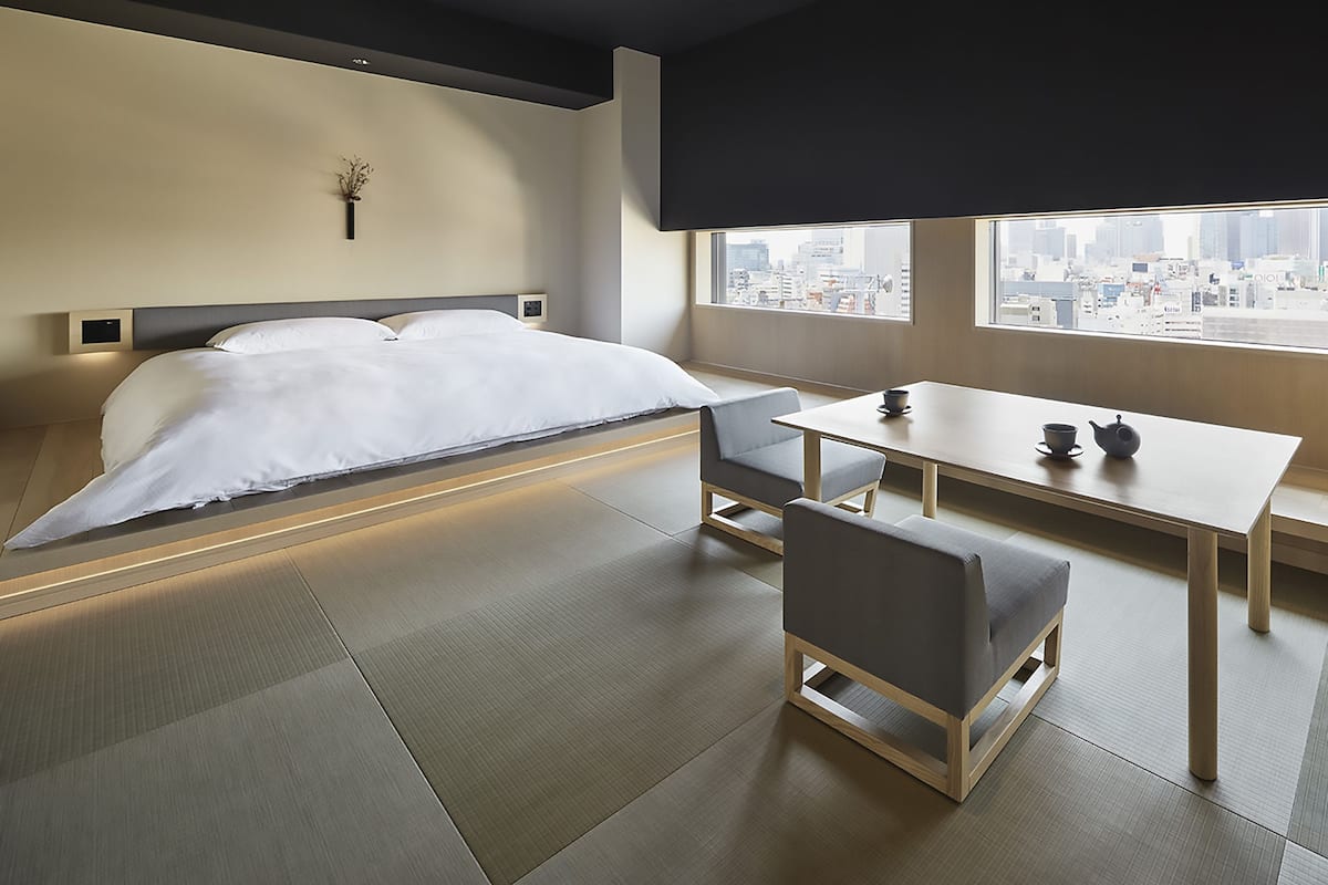 Escritorio, cortinas blackout y tabla de planchar con plancha