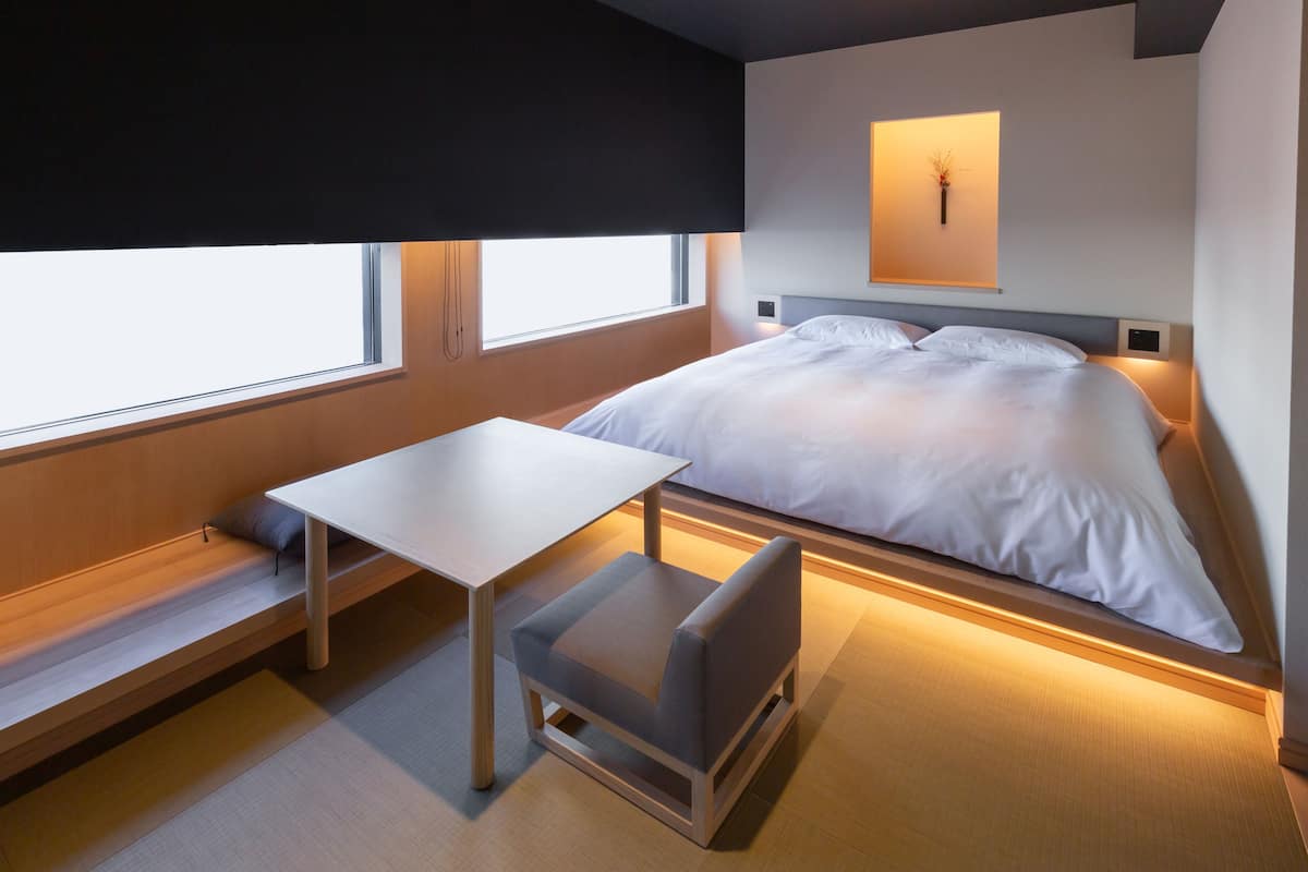 Escritorio, cortinas blackout y tabla de planchar con plancha