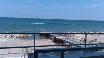 En la playa, camastros y toallas de playa