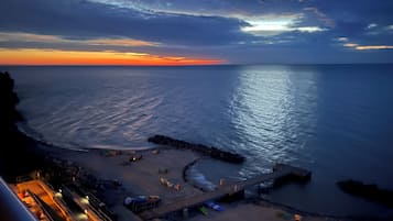 En la playa, camastros y toallas de playa