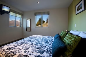 5 bedrooms, desk, soundproofing, iron/ironing board