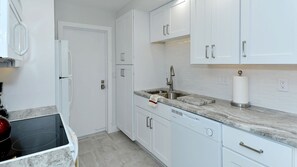 Frigorifero, microonde, forno, piano cottura