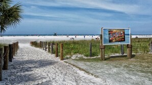 En strand med et skilt, der reklamerer for 'Siesta Beach in the USA'.