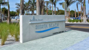 Skilt for Sarasota County Park, der viser placeringen af Siesta Beach.