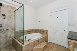 Tina con regadera, amenidades de baño ecológicas, secadora de cabello 