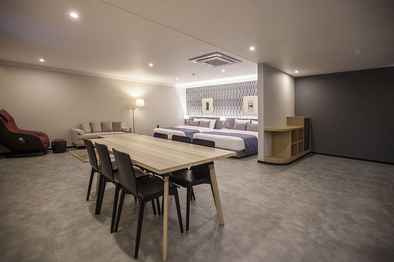 suite | living area | flat-screen tv, heated floors