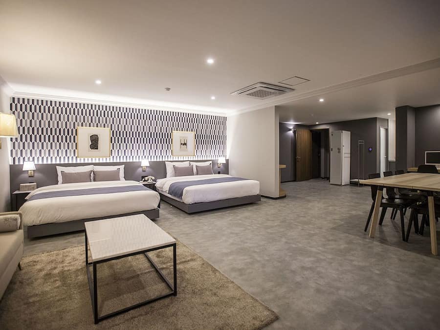 Bureau, rideaux occultants, chambres insonorisées