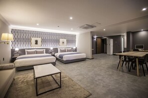 Suite | Skrivebord, mørklægningsgardiner, lydisolering, strygejern/strygebræt
