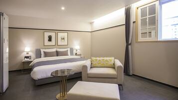 Quarto casal luxo | Escrivaninha, cortinas blackout, quartos à prova de som