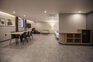 Suite | Living area | Flat-screen TV, heated floors - Browndot Hotel Masan Odong (Changwon)