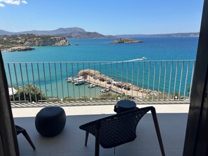 Property grounds - Luxury apartment 120sqm-single/double bedroom-swimming pool-sea front (Chania)
