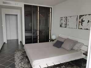 2 chambres, bureau, fer et planche à repasser, accès au Wi-Fi (inclus)