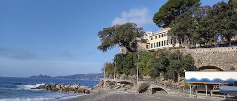 Nær stranden og strandhåndklær