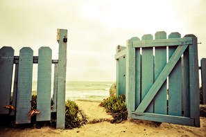 On the beach - Oceanfront - Private Beach! (Oceanside)