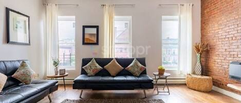 Una televisión, libros, un reproductor estéreo