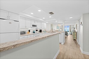 冰箱、微波炉、烤箱、炉灶