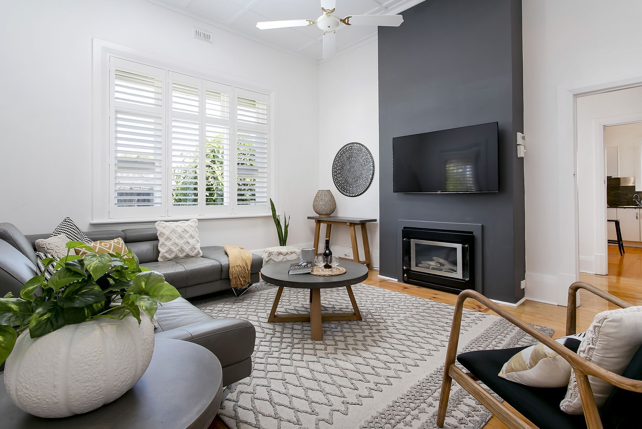 "TREASURE ON BROADWAY" -Close to Beach, restaurants & Shops.