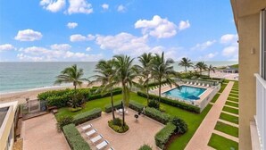 Ein Resort mit Pool, Palmen und Blick auf den Strand.