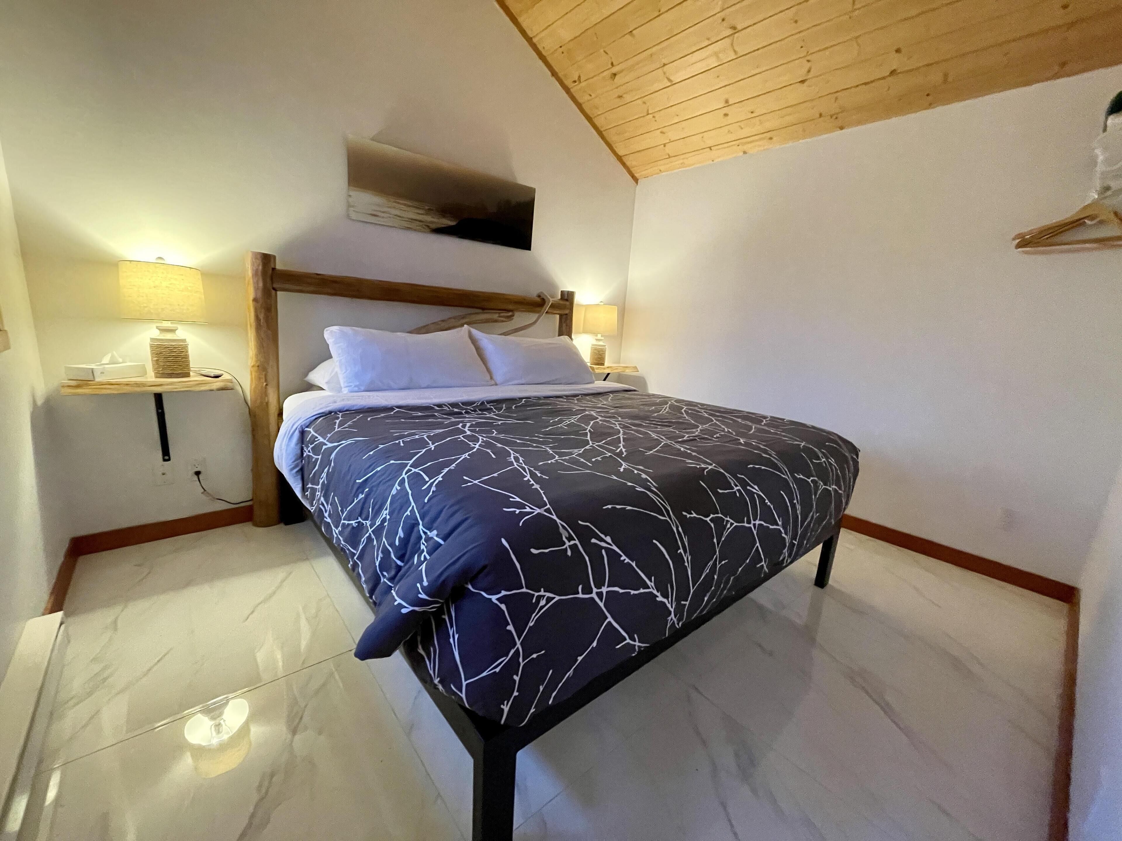 Private Oceanfront Cabin with Hot Tub / Doc Holiday Cabin