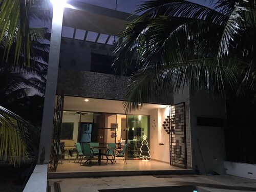 Kaunis huvila rannalla uima-altaalla 