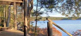 A pie de esta cabaña junto al lago aislado en DownEast Maine