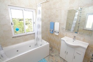 Duschwanne, Whirlpool, Haartrockner, Bidet