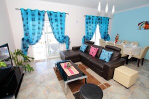 Smart-TV, DVD-Player, Tischtennisplatte, Bücher