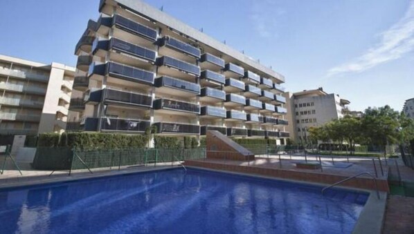 Pool - La Pineda: La Pineda- apartment by the sea and Port Aventura (La Pineda)