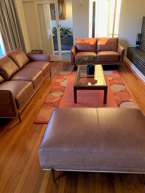 TV connectée, cheminée, lecteur de DVD