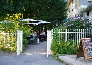 Outdoor dining - NEW! Herb Cottage: Historic Artist's Cottage, Wood Stove, Walk to Town! (Woodstock)