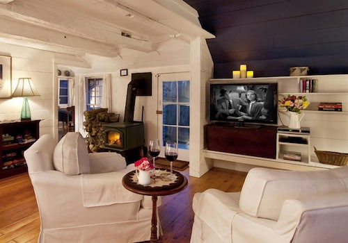 NEW! Herb Cottage: Historic Artist's Cottage, Wood Stove, Walk to Town!