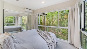 4 bedrooms, iron/ironing board, internet, bed sheets