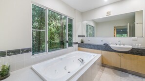 Combined shower/bathtub, free toiletries, hair dryer, towels - The Sanctuary - Walk to Hastings Street & Main Beach (Noosa Heads)