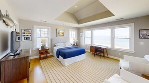 5 bedrooms, desk, iron/ironing board, travel cot