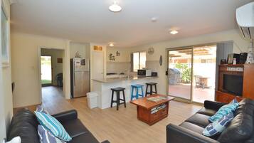 TV connectée, Netflix, lecteur de DVD, enceintes connectées