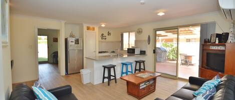 TV connectée, Netflix, lecteur de DVD, enceintes connectées