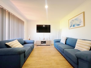 Smart TV, Netflix, DVD player, smart speakers - Allure - Kalbarri, WA (Kalbarri)